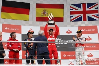 Podium: Sebastian Vettel, Red Bull Racing, second; Fernando Alonso, Ferrari, race winner; Jenson Button, McLaren, third
