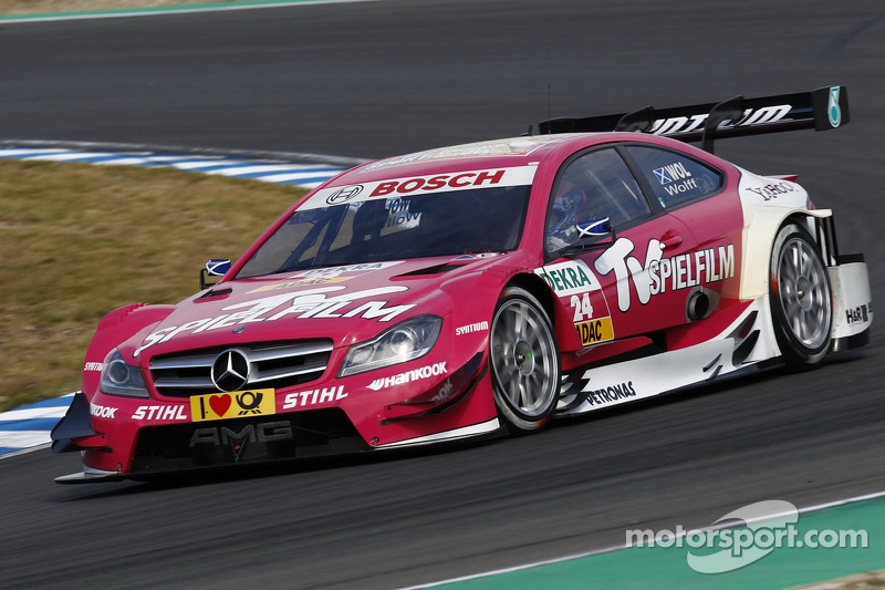 Susie Wolff menggeber AMG Mercedes C-Coupe milik Tim Persson Motorsport pada sebuah lomba DTM musim 2012.