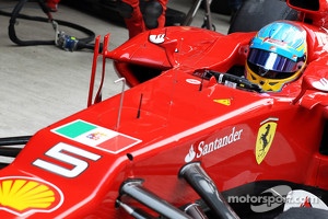 Fernando Alonso, Ferrari with the flag of Italian navy in support for two Italian sailors charged with killing Indian fishermen