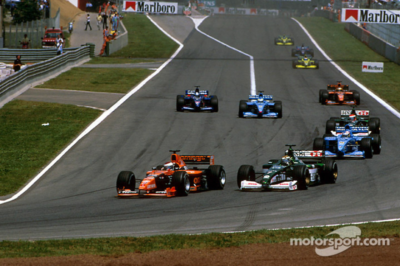 Jos Verstappen (Arrows) melawan Eddie Irvine (Jaguar) di Grand Prix Spanyol 2000