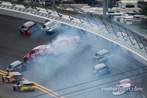 Tony Stewart, Stewart-Haas Racing Chevrolet, Casey Mears, Germain Racing Ford, Juan Pablo Montoya, Earnhardt Ganassi Racing Chevrolet and Kevin Harvick, Richard Childress Racing Chevrolet crash