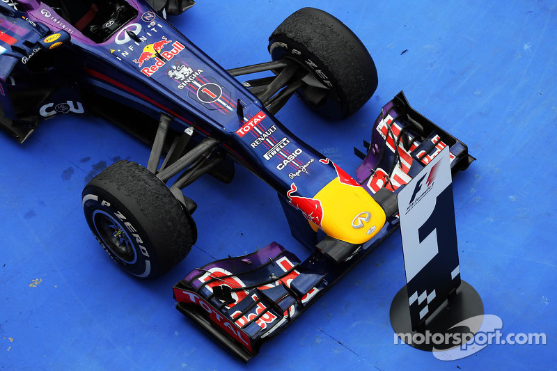 De Red Bull Racing RB9 van racewinnaar Sebastian Vettel, Red Bull Racing in parc ferme