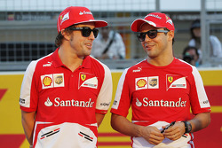 (L naar R): Fernando Alonso, Ferrari met teamgenoot Felipe Massa, Ferrari