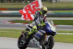 Valentino Rossi, Yamaha Factory Racing con una bandiera in ricordo di Marco Simoncelli