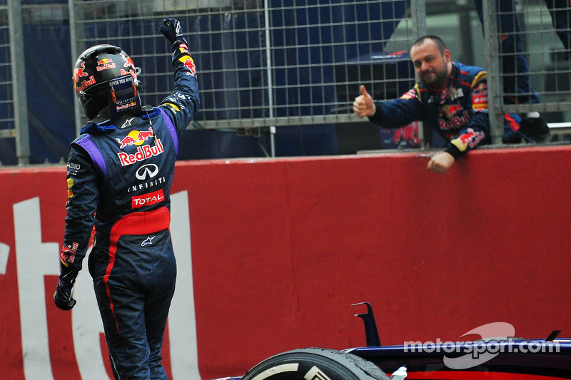 Переможець гонки та чемпіон світу Себастьян Феттель, Red Bull Racing RB9 святкує на фініші