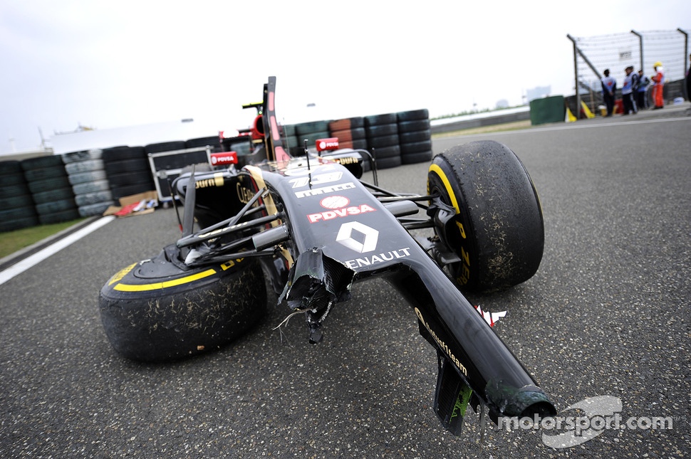 The damaged Lotus F1 E22 of Pastor Maldonado, Lotus F1 Team, who crashed in FP2