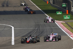 Ромен Грожан, Haas F1 Team VF-18 Ferrari, попереду суперників