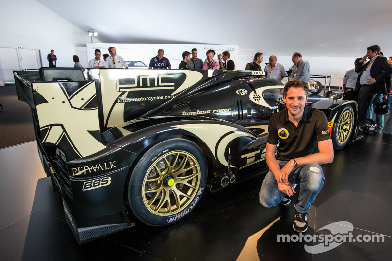 Christijan Albers saat memperkenalkan mobil Lotus T129 LMP1 untuk ajang balap 24 Hours Le Mans 2014.