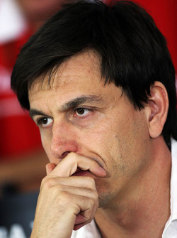 Toto Wolff, Mercedes AMG F1 Accionista y Director Ejecutivo en la Conferencia de prensa de la FIA
