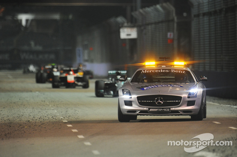 Льюіс Хемілтон, Mercedes AMG F1 W05 позаду автомобіля безпеки