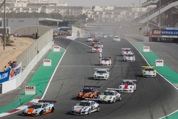 Start: #69 Gulf Racing UK, Lamborghini Gallardo LP560 GT3: Roald Goethe, Stuart Hall, Frédéric Fatie
