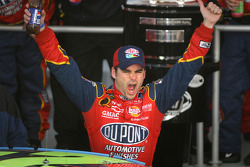 Victory Lane: Sieger Jeff Gordon feiert