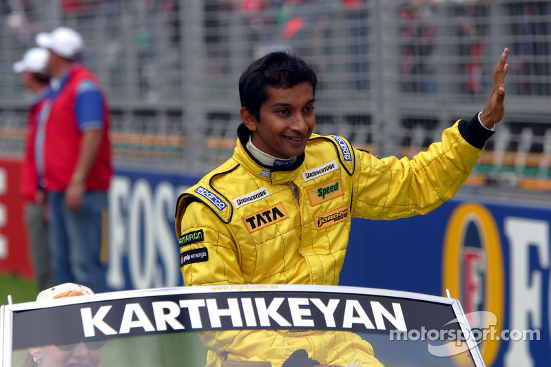 Desfile de pilotos: Narain Karthikeyan