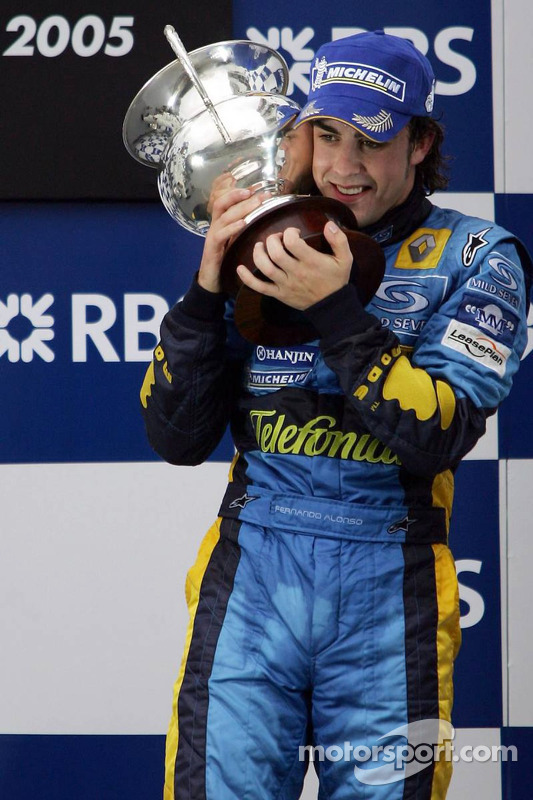 Podio: el campeón del mundo 2005, Fernando Alonso, celebra