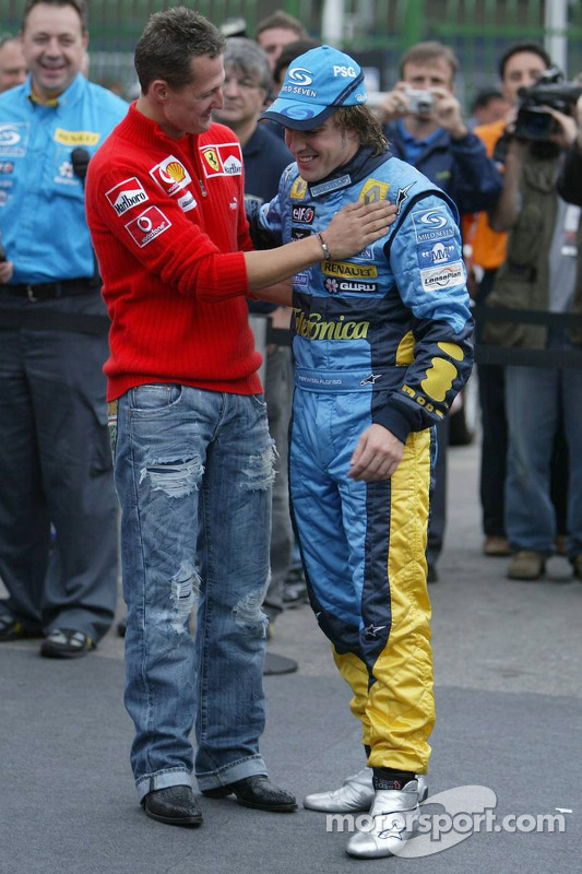 El traspaso de la corona: Michael Schumacher felicita al campeón del mundo 2005, Fernando Alonso