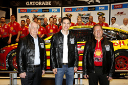 Roger Penske, Joey Logano und Crew-Chief Todd Gordon, Team Penske, Ford