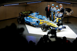 Patrick Faure, Giancarlo Fisichella, Heikki Kovalainen, Flavio Briatore und Fernando Alonso mit dem