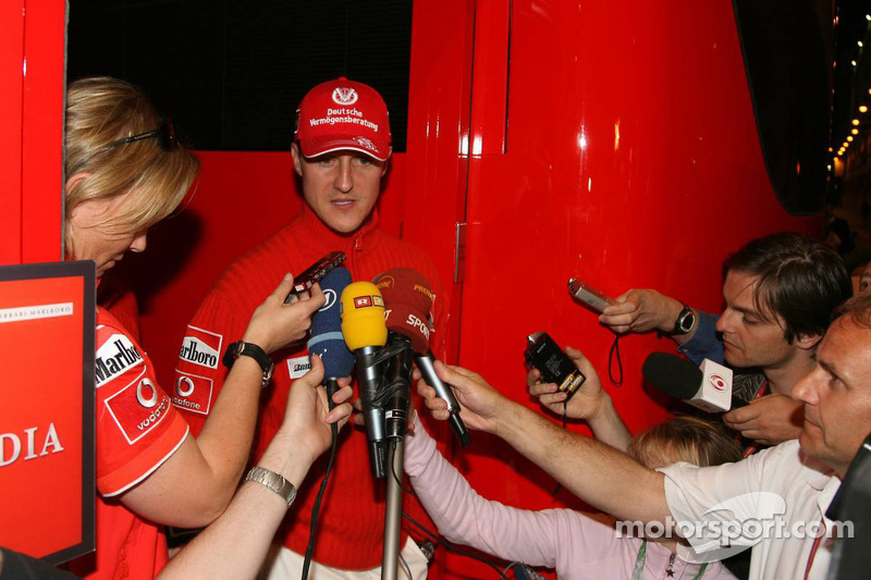 Michael Schumacher da una rueda de prensa a las 9.42pm de aquel sábado en Mónaco.