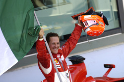 Michael Schumacher festeggia la vittoria