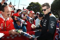 Nico Hulkenberg, Sahara Force India F1 firma autógrafos a sus fans