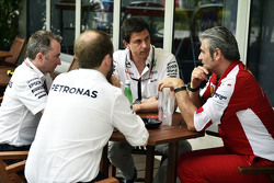 (Von links nach rechts): Paddy Lowe, Teamchef Mercedes AMG F1, mit Toto Wolff, Mercedes-Sportchef, u