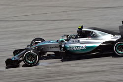 Nico Rosberg, Mercedes AMG F1 W06 se bloquea en la frenada