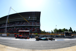 Lewis Hamilton, Mercedes AMG F1 W06 y Daniil Kvyat, Red Bull Racing RB11