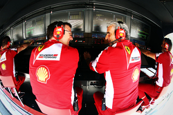 James Allison, Ferrari, Technischer Direktor Chassis, und Maurizio Arrivabene, Ferrari-Teamchef, an