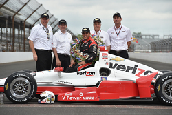 1. Juan Pablo Montoya, Team Penske, Chevrolet, während des Fotoshootings des Siegers