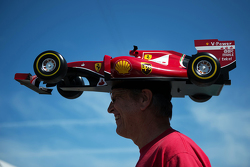 Ferrarifan met een auto op zijn hoofd