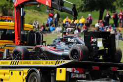 El McLaren MP4-30 de Fernando Alonso, McLaren es Llevado a boxes en la parte posterior de un camión