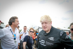 London Mayor Boris Johnson test de Formule E-auto op het Battersea Park circuit
