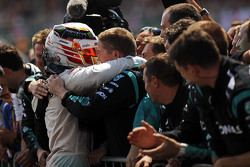 1. Lewis Hamilton, Mercedes AMG F1, feiert mit dem Team im Parc Fermé