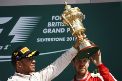 Ganador de la carrera, Lewis Hamilton, Mercedes AMG F1 celebra con Sebastian Vettel, Ferrari