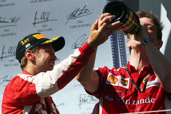 Переможець гонки Себастьян Феттель, Ferrari святкує на подіумі з Джеймс Еллісон, Ferrari Технічний д