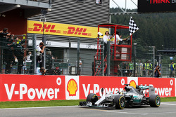 Ganador de la carrera Lewis Hamilton, de Mercedes AMG F1 W06 celebra y toma la bandera a cuadros al