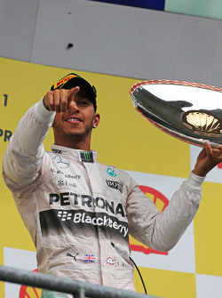 ganador de la carrera Lewis Hamilton, Mercedes AMG F1 celebra en el podio