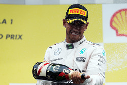 Il vincitore Lewis Hamilton, Mercedes AMG F1 festeggia sul podio
