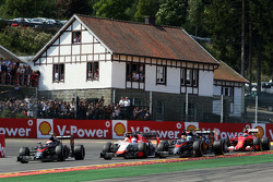 Fernando Alonso, McLaren MP4-30, Will Stevens, Manor F1 Team, y Jenson Button, McLaren MP4-30 en el
