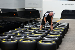 Mecánico de McLaren con los neumáticos Pirelli
