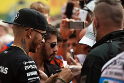 Lewis Hamilton, Mercedes AMG F1 con la nuova capigliatura bionda