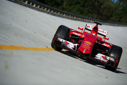 La Ferrari SF15-T sulla parabolica di Monza