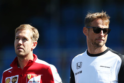 Sebastian Vettel, Ferrari y Jenson Button, de McLaren en el desfile de los pilotos durante un minuto