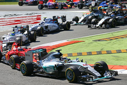 Lewis Hamilton, Mercedes AMG F1 W06 in testa alla partenza della gara
