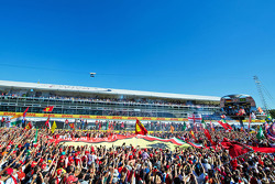 Fans op het podium