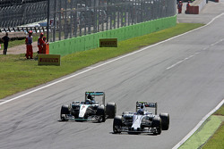 Valtteri Bottas, Williams FW37 e Nico Rosberg, Mercedes AMG F1 W06 lottano per la posizione