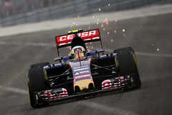 Carlos Sainz Jr, Scuderia Toro Rosso STR10 met vonken