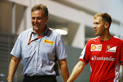 Mario Isola, Pirelli-Manager, mit Sebastian Vettel, Ferrari