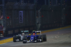Marcus Ericsson, Sauber C34 sorpassa Lewis Hamilton, Mercedes AMG F1 W06