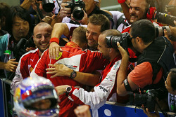 Il vincitore della gara Sebastian Vettel, Ferrari festeggia nel parco chiuso